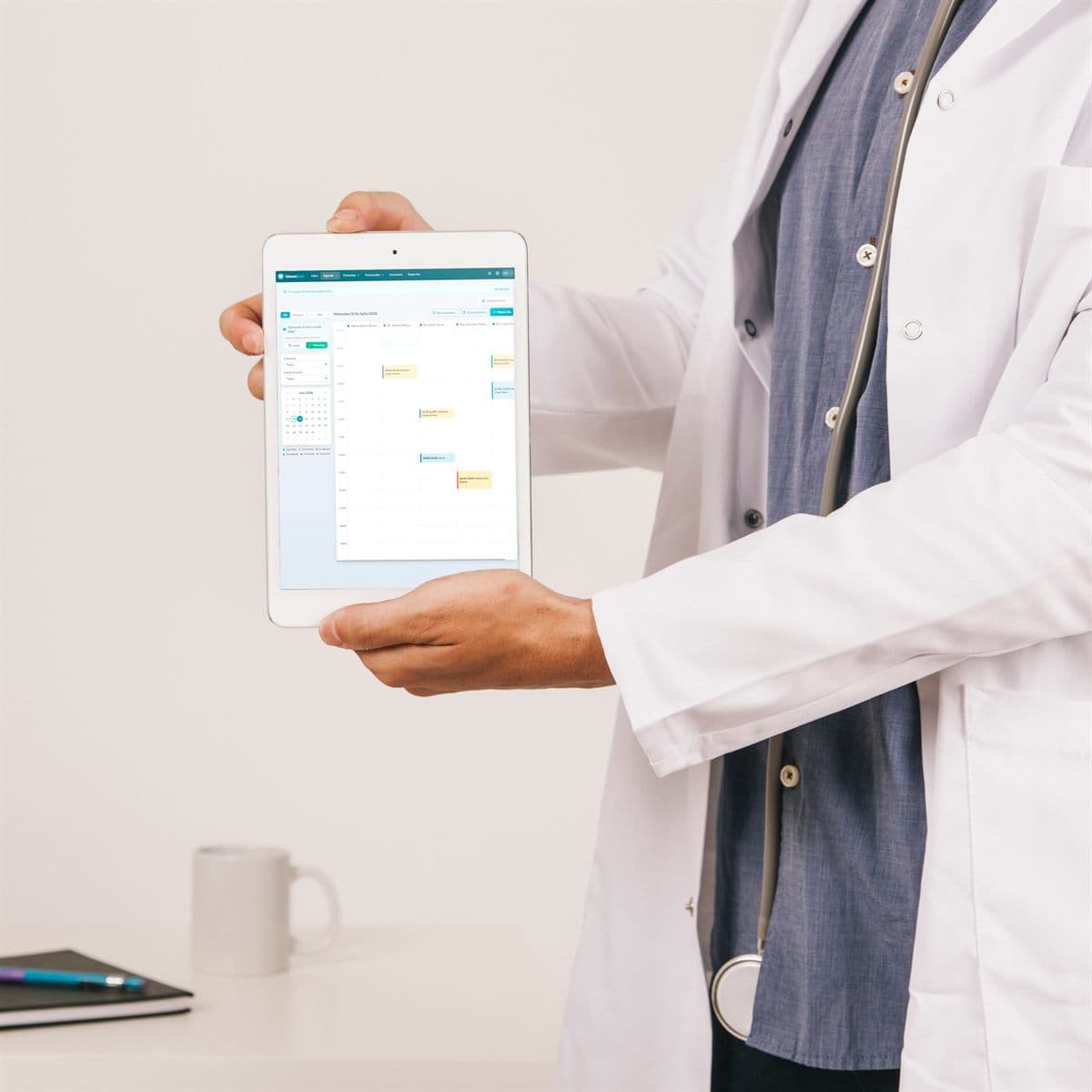 Odontólogo mostrando la agenda de OdontoSaaS en una tablet